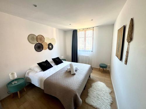 a bedroom with a bed with a teddy bear on it at Au coeur de Kaysersberg-Le Cocon de Jeanne in Kaysersberg
