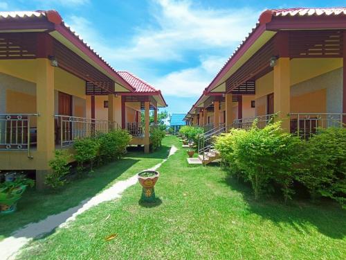 a row of houses with a yard in front of them at Thongplu Beach Resort Samui in Ban Thong Phlu