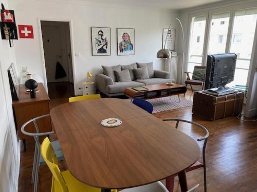 un salon avec une table et un canapé dans l'établissement Appartement design, à Boulogne-Billancourt