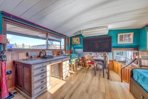 a room with a classroom with a desk and a table at Superbe Péniche En Centre Ville in Bordeaux