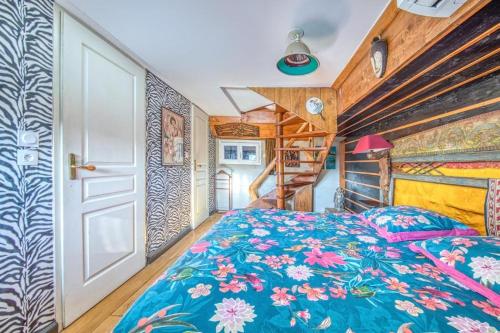 a bedroom with a bed and a wooden ceiling at Superbe Péniche En Centre Ville in Bordeaux