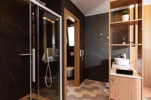 Ένα μπάνιο στο TreeTop Villa I, Private Pool, BBQ & Playground, By ThinkVilla