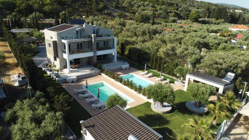 Бассейн в Elia Beach Villas или поблизости