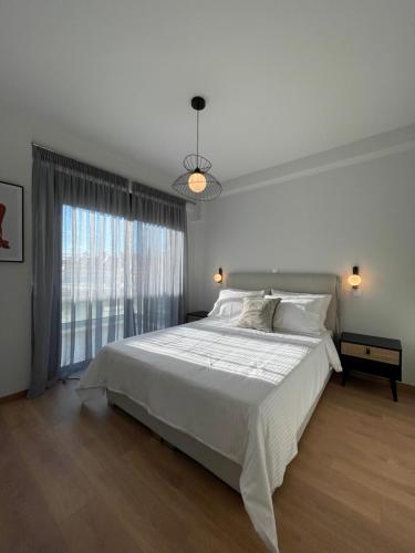 Кровать или кровати в номере Athenean Oasis in Ellinikon