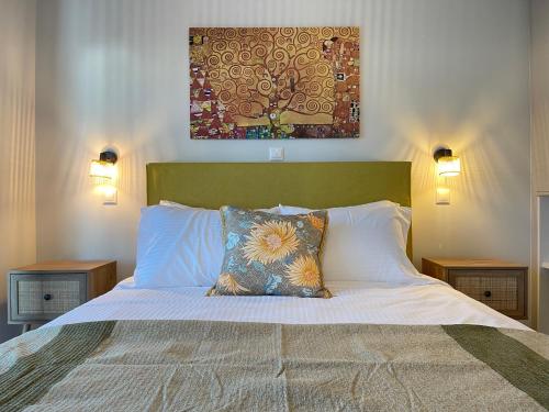 Кровать или кровати в номере Athenean Oasis in Ellinikon