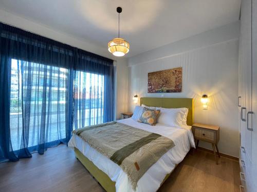 Кровать или кровати в номере Athenean Oasis in Ellinikon