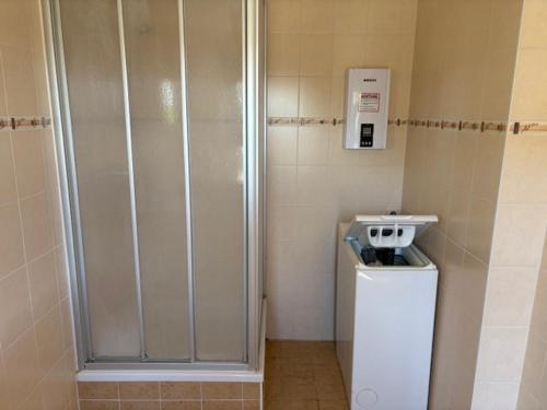 a small bathroom with a refrigerator and a thermos at Bauernhof in Hartha