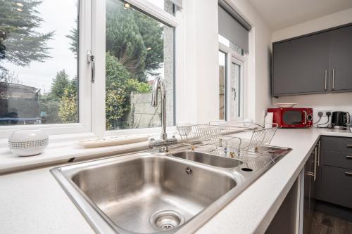 Η κουζίνα ή μικρή κουζίνα στο Homestay