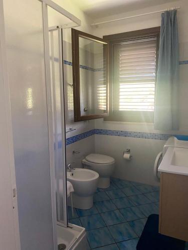 a bathroom with a toilet and a sink at Casa Vacanze Lido Burrone in Favignana