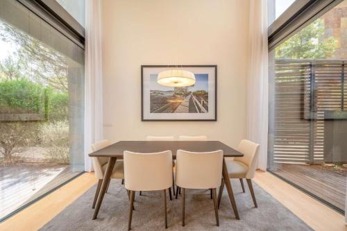 a dining room with a table and chairs at GuestReady - Ocean Village in Troia