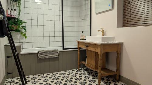 Vannituba majutusasutuses Maple Cottage, Stylish Holiday Home for 6 Near the Lake District