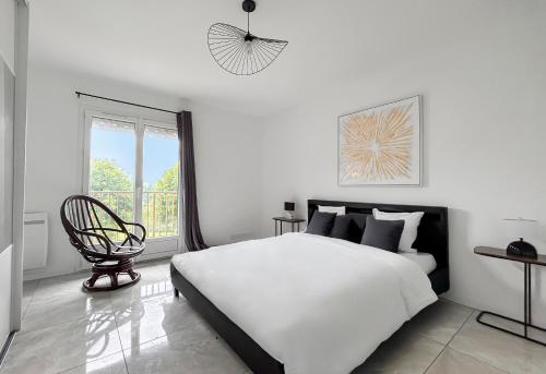 une chambre blanche avec un grand lit et une chaise dans l'établissement Maison Avec Grand Jardin, à Buissou