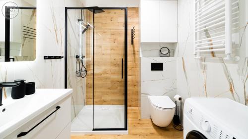 a bathroom with a shower and a toilet at Apartamenty Good Time- Mariental Residence - Centrum in Szklarska Poręba
