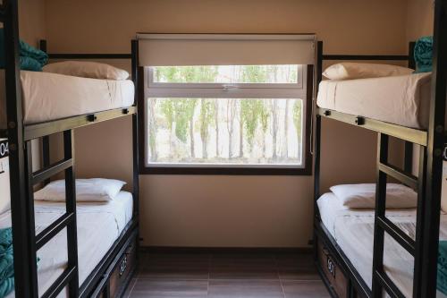 Letto o letti in una camera di Folk Hostel