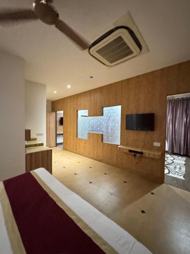 Μια τηλεόραση ή/και κέντρο ψυχαγωγίας στο Hotel Melrose Inn