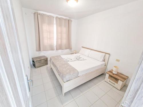 ein weißes Schlafzimmer mit einem Bett und einem Fenster in der Unterkunft Tenerife relaxing holidays in San Miguel de Abona