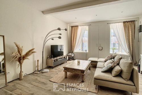 un salon avec un canapé et une table basse dans l'établissement PARIS-DISNEY- 10 MIN DISNEY - GARE 2 MIN, à Bussy-Saint-Georges