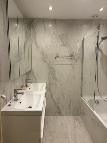 une salle de bain avec un lavabo et une douche dans l'établissement 3 bedroom Eiffel Tower Apartment, à Paris