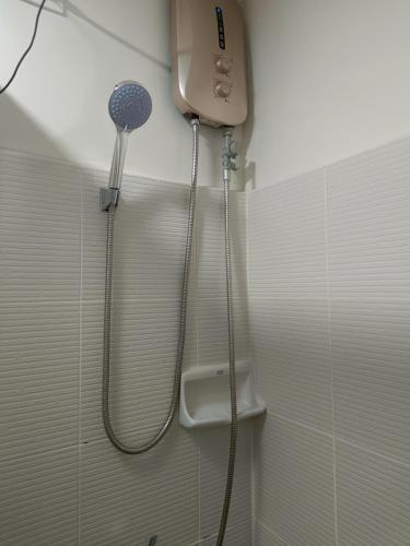 y baño con ducha y secador de pelo. en Studio Unit at Mesavirre, en Sampong