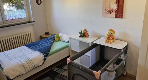 a small bedroom with a bed and a desk at Apartment Ferienwohnung Mali Duisburg Süd voll möbliert Urig near Autobahn Ubahn in Duisburg