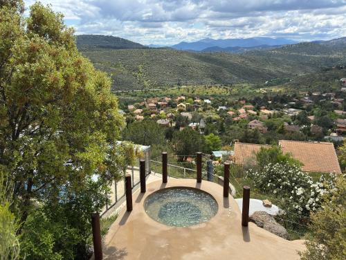 La EstaciónにあるCasa Zúrichの渓谷の景色を望む温水浴槽