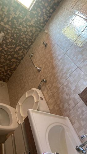 a bathroom with a toilet and a sink at Casa em Aparecida in Aparecida