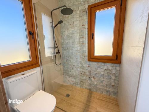 a bathroom with a shower and a toilet and a window at Chalet con Vistas del Guadiana POV01 in Ayamonte