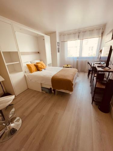 - une chambre avec un lit et un bureau dans l'établissement Studio-Champagne Lanson-Proche Hôpitaux-Universités-Parc Léo Lagrange, à Reims