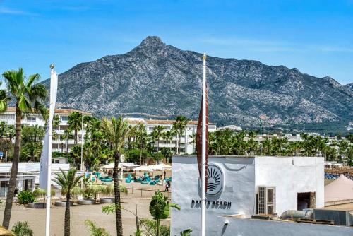 3095 Elegant Beachside Apartment in Puerto Banus