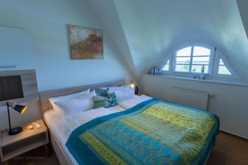una camera da letto con un letto grande con una finestra di Ferienwohnung in der Dorfstraße 47d a Ahrenshoop