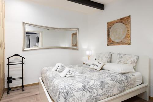 una camera da letto con un letto con uno specchio sul muro di Nadia's Lovely Home - WITH PRIVATE GARDEN AND JACUZZI a Firenze