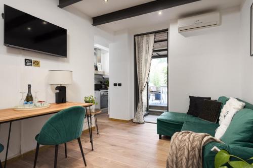 Nadia's Lovely Home - WITH PRIVATE GARDEN AND JACUZZI