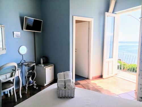 a room with a room with a view of the ocean at Case Nereidi 3 in Porticello