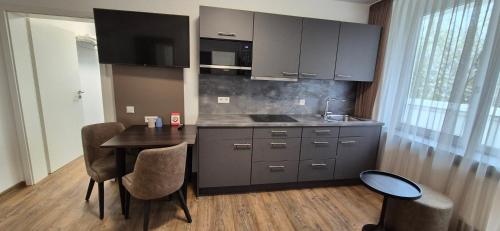 Melvi Hotel Göppingenにあるキッチンまたは簡易キッチン