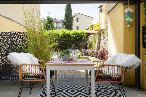 Nadia's Lovely Home - WITH PRIVATE GARDEN AND JACUZZI