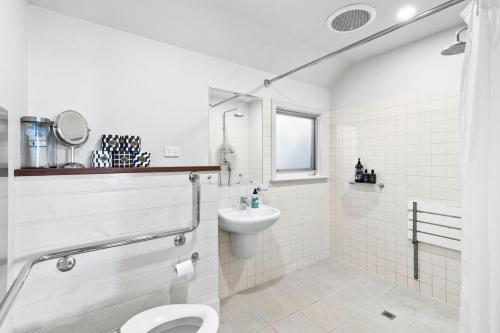 Et badeværelse på Coton Cottage on the waterfront - Ocean views