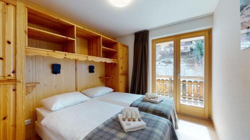 une chambre avec un lit et une fenêtre dans l'établissement Pracondu 2 402 - OUTDOOR & FUN charming apartment, à Nendaz