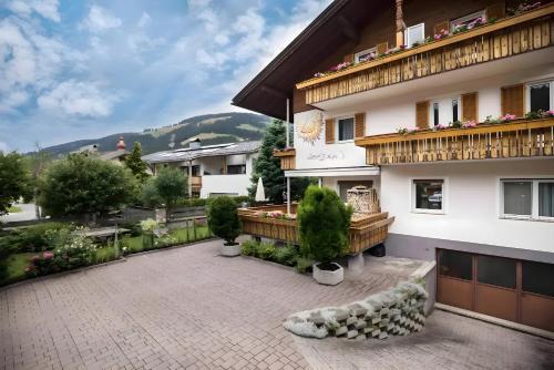 ヴィッラバッサにあるAppartments Hofer Bergnestのパティオと中庭のある建物