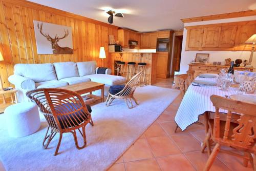 un salon avec un canapé, une table et des chaises dans l'établissement Apartment 3 bedrooms with balcony, à Les Allues