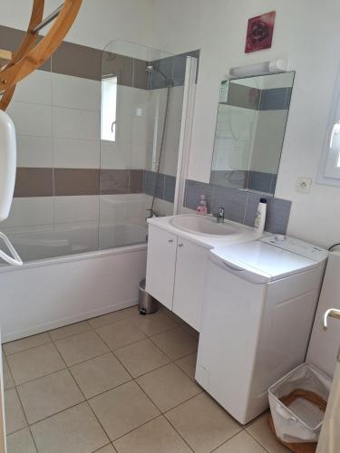 une salle de bain avec une baignoire, un lavabo et une douche dans l'établissement Casa Giul' Poggio Mezzana, à Poggio-Mezzana