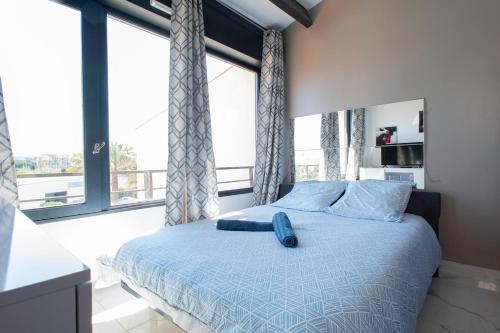 - une chambre dotée d'un lit avec un objet bleu dans l'établissement Le Solarium, au Cap d'Agde