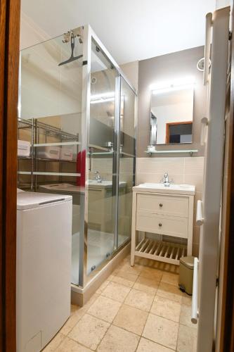 une salle de bain avec douche et lavabo dans l'établissement Le Solarium, au Cap d'Agde