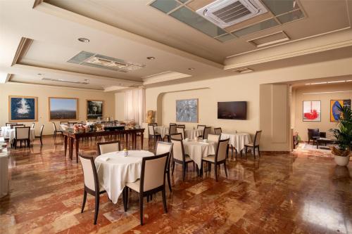 a restaurant with tables and chairs in a room at Best Western Hotel Stella d'Italia in Marsala
