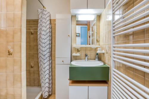 a bathroom with a sink and a mirror at Les saules in Le Grau-dʼAgde