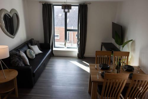 Posezení v ubytování Modern 1BR with Sofa Bed Stay