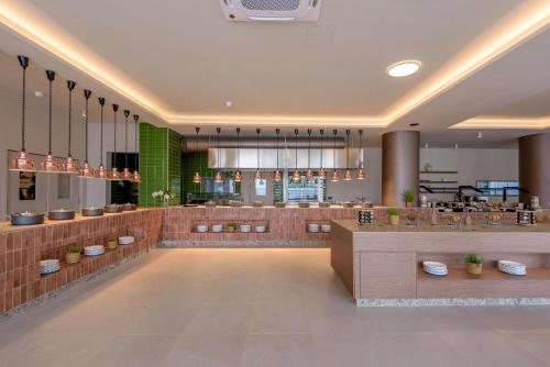 a restaurant with aasteryasteryasteryasteryasteryasteryasteryasteryasteryasteryasteryastery at Zeus Hotels Ydoria Resort in Adelianos Kampos