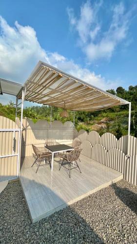 Kawoeng glampingにあるバルコニーまたはテラス