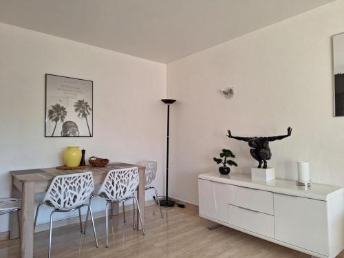 une salle à manger avec une table et des chaises dans l'établissement Magnificent 2P with terrace and stunning sea view, à Cannes