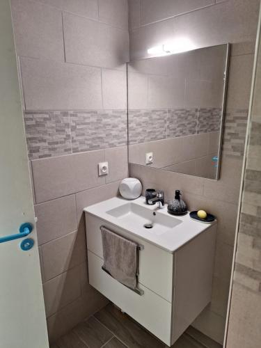 une salle de bain avec un lavabo et un miroir dans l'établissement Magnificent 2P with terrace and stunning sea view, à Cannes