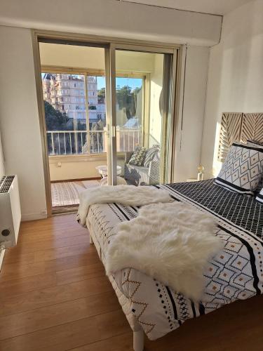 - une chambre dotée d'un lit avec des couvertures blanches dans l'établissement Magnificent 2P with terrace and stunning sea view, à Cannes